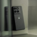 this-$549-motorola-phone-has-features-that-would-make-a-galaxy-cry