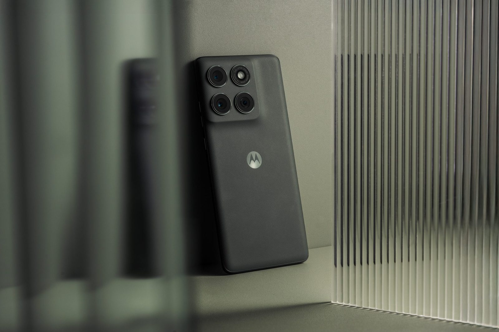 this-$549-motorola-phone-has-features-that-would-make-a-galaxy-cry