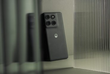 this-$549-motorola-phone-has-features-that-would-make-a-galaxy-cry