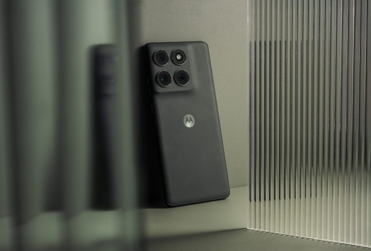 this-$549-motorola-phone-has-features-that-would-make-a-galaxy-cry