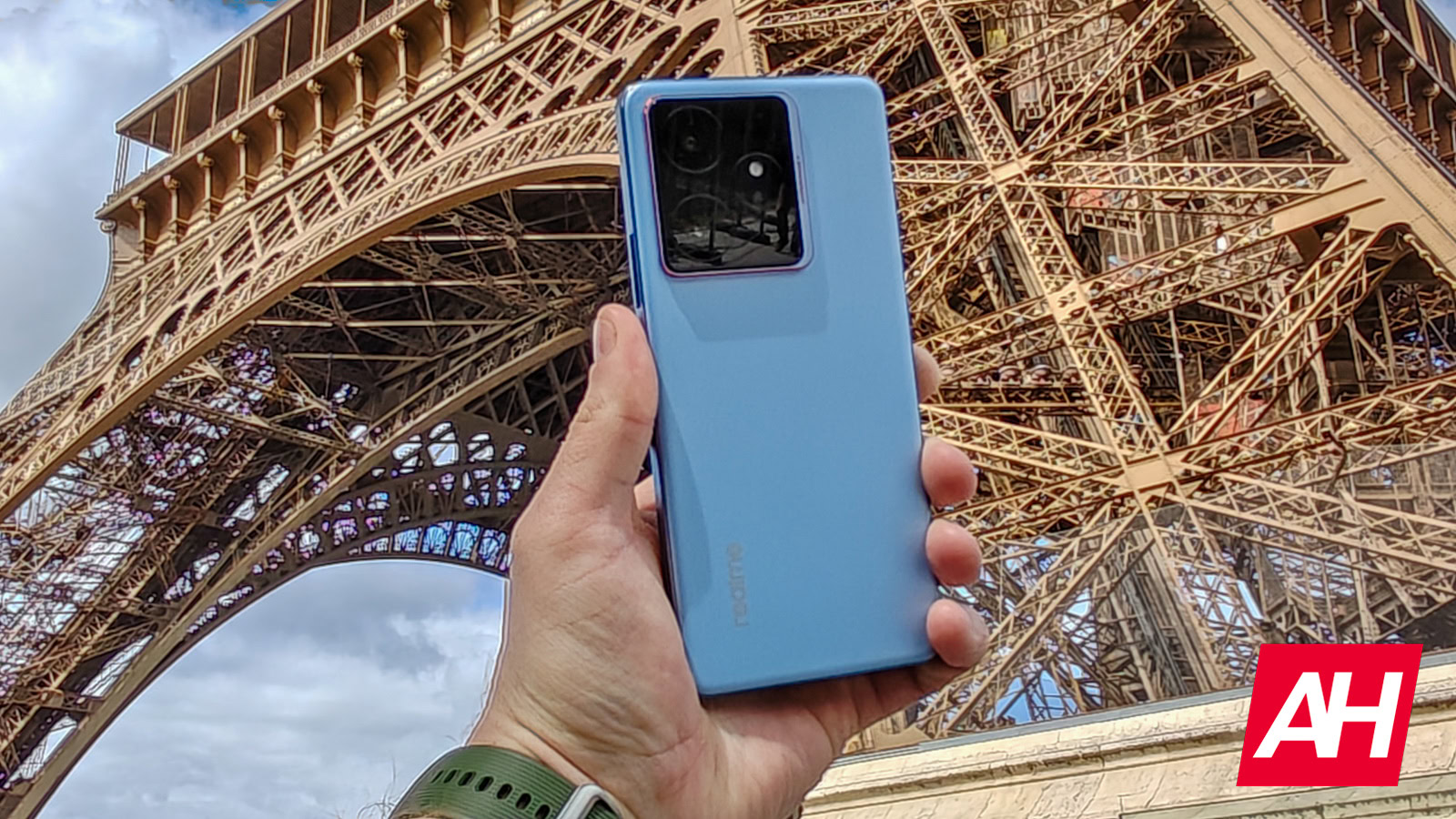 while-apple-adds-ai-and-google-fiddles-with-pixels,-realme-made-a-battery-monster