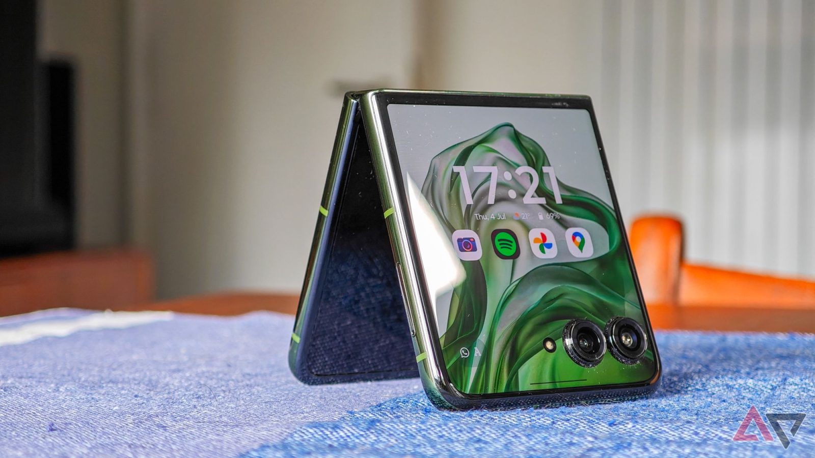 save-big-on-the-new-moto-razr+-with-a-massive-$300-price-cut