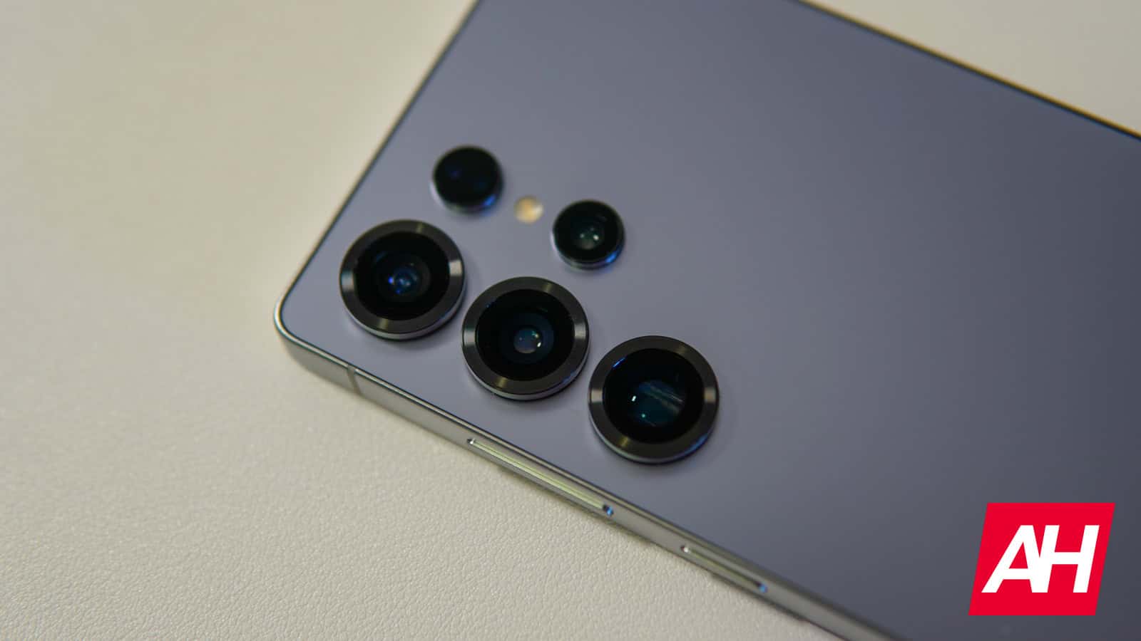 samsung-galaxy-fans:-don’t-expect-major-camera-upgrades-until-galaxy-s28