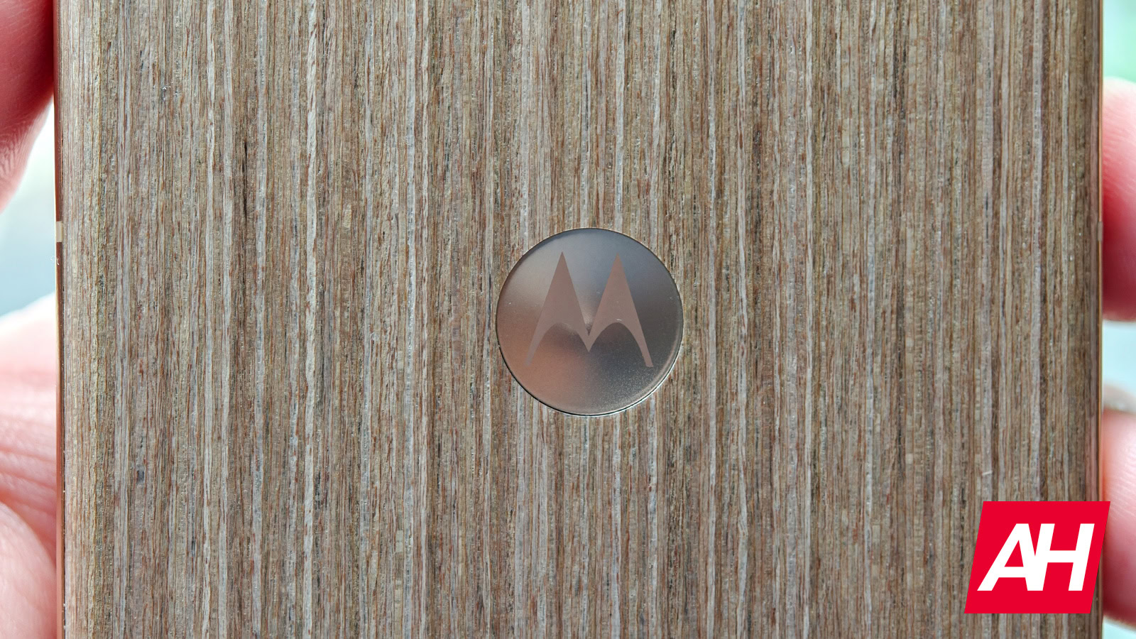 motorola’s-next-high-end-phone-leaks-—-but-it’s-coming-in-2026