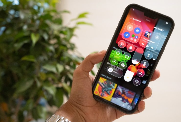 after-three-days-with-ios-26,-i’m-amazed-by-apple’s-liquid-glass-redesign,-but-i-have-concerns